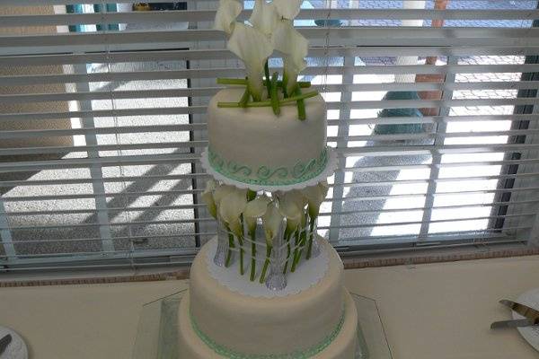 Lilies on a cake with a lifted tier
