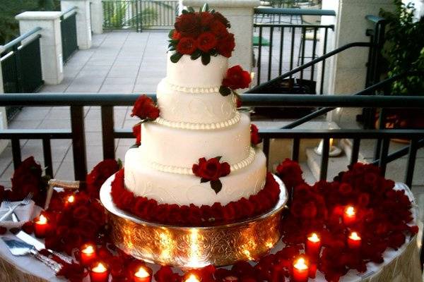 Red roses on an elegant cake