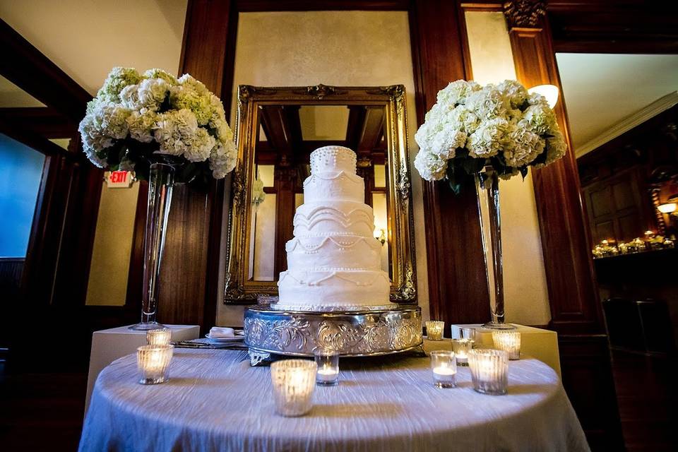 Loose Mansion - Main Level Cake Table Photo Credit : Wirken Photography