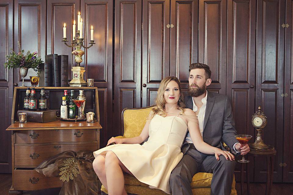 Couple poses in yellow chair, photo credit: epagaFOTO