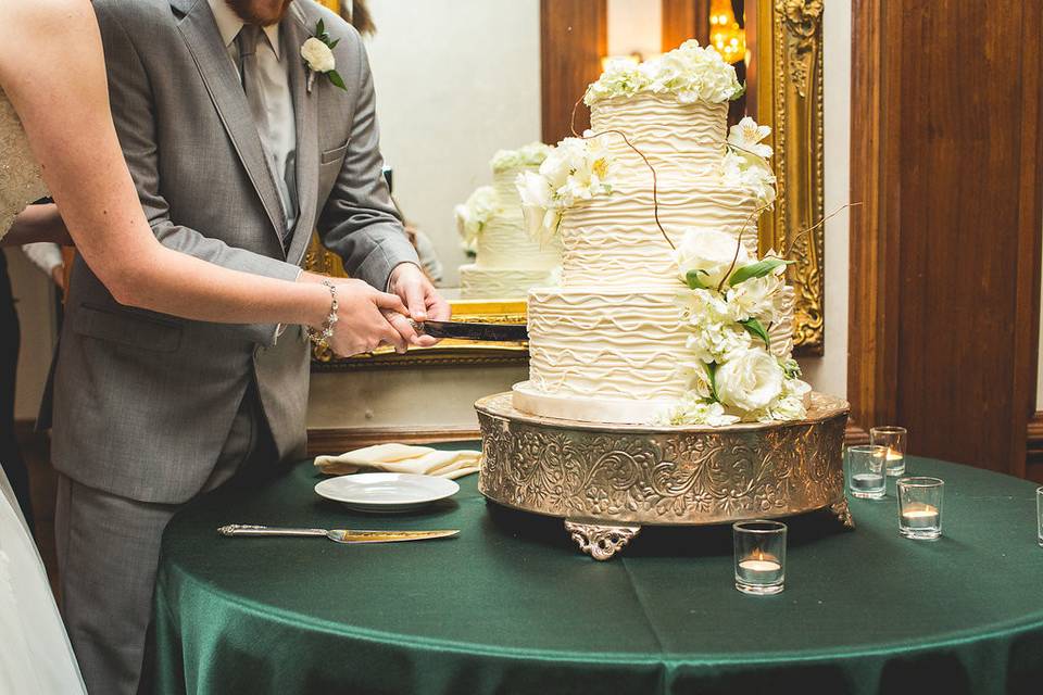 Loose Mansion - Cake Table Photo Credit : Heirloom Photography