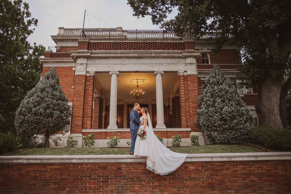 Real Wedding - Loose Mansion // Lara and Cory - Kansas City WeddingPhoto Captured By: A Day to Adore Photography