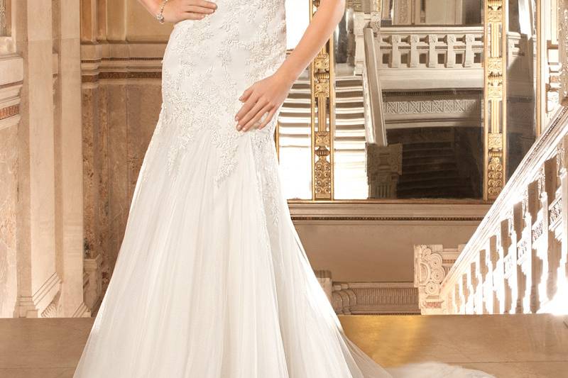 261This sophisticated, tulle fit n flare gown features a sweetheart silhouette with a sheer neckline. Delicate lace accentuates the neckline and low sheer back with button closure. The flared tulle skirt flows into a chapel train.