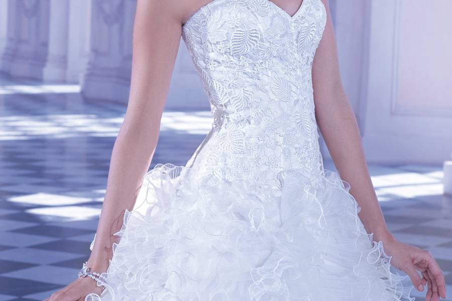 256Venice lace, Strapless wedding gown with a Sweetheart neckline, dropped waist and full, ruffled, pleated tulle skirt. The back on this bridal dress features a corset lace-up and attached Chapel train.
