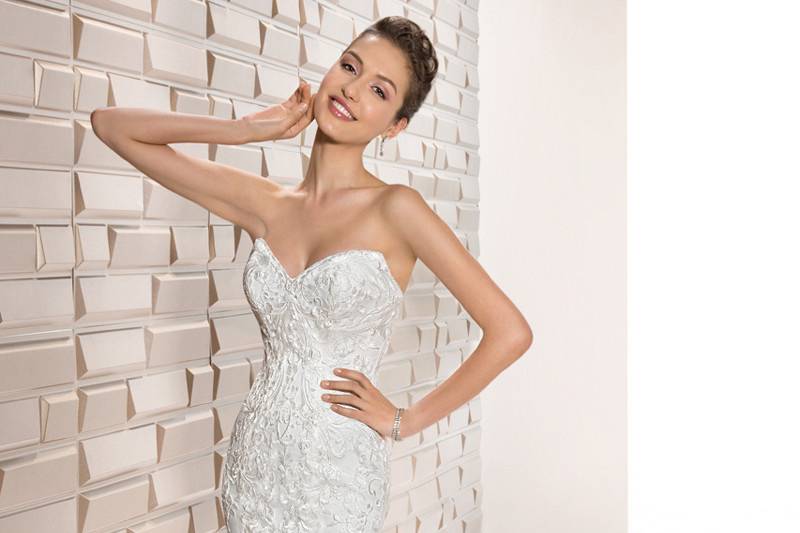 Style 712 <br>	Classic and sophisticated, this lace strapless gown features a Sweetheart neckline, lace-up back and Chapel train.