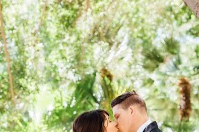 couple kissing