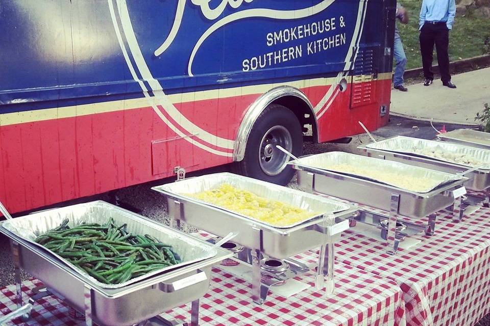 Our recommendation for the whole food truck experience for larger parties? Have your guests order their entree from the truck and enjoy a buffet of delicious sides!