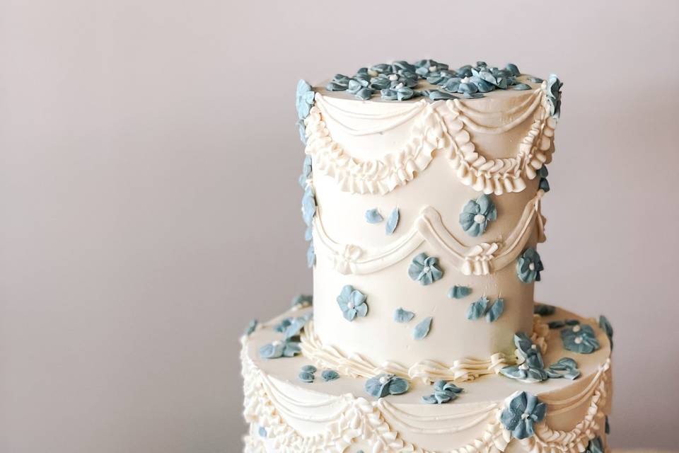 Vintage piping and floral cake