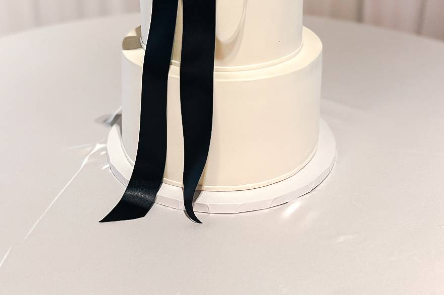 Black bow cake