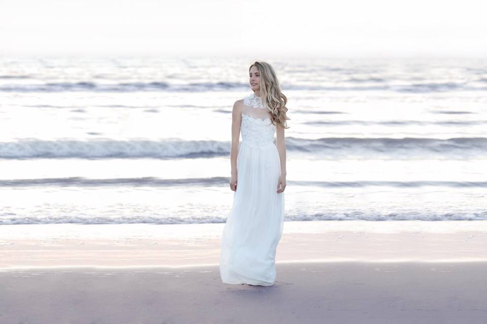 :This feminine wedding dress comes with an exquisite flower lace, a flattering, flowing silhouette and a seductive back.
The light silk chiffon and silk lining gently flows when moving, feeling soft on your skin. The intricate flower lace, whose petals have been hand sewn to the front skirt make this wedding dress unique.