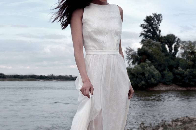 Effortlessly elegant bridal co-ordinate made of luxurious silk chiffon and soft, delicate lace