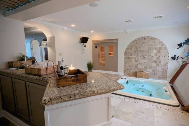 Wet bar, sauna, sunken hot tub