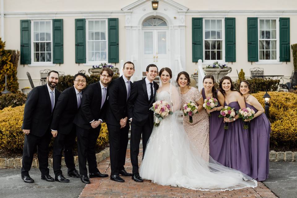 Group photo with the bridesmaids and the groomsmen