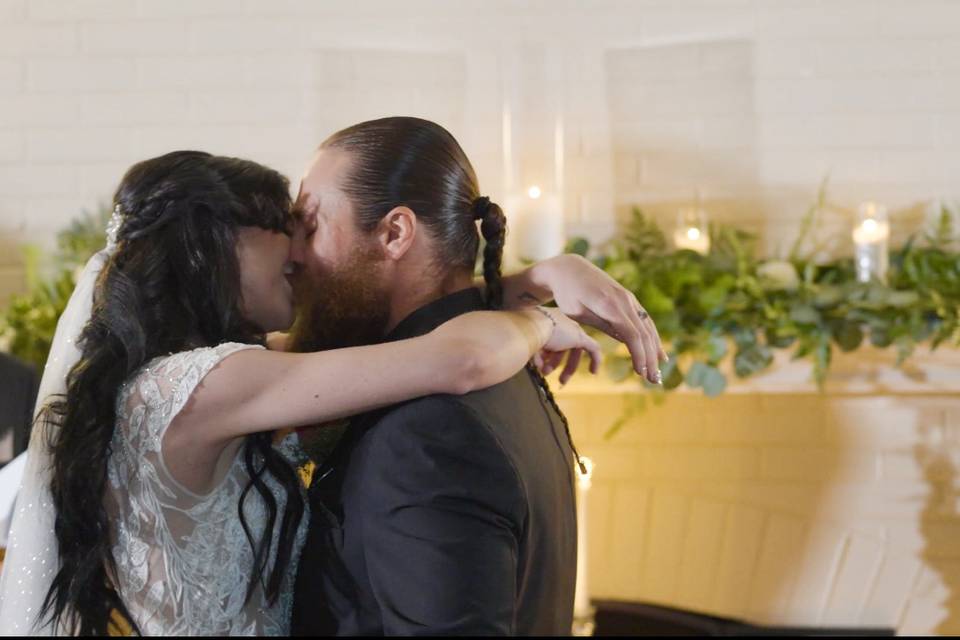 Ceremony kiss