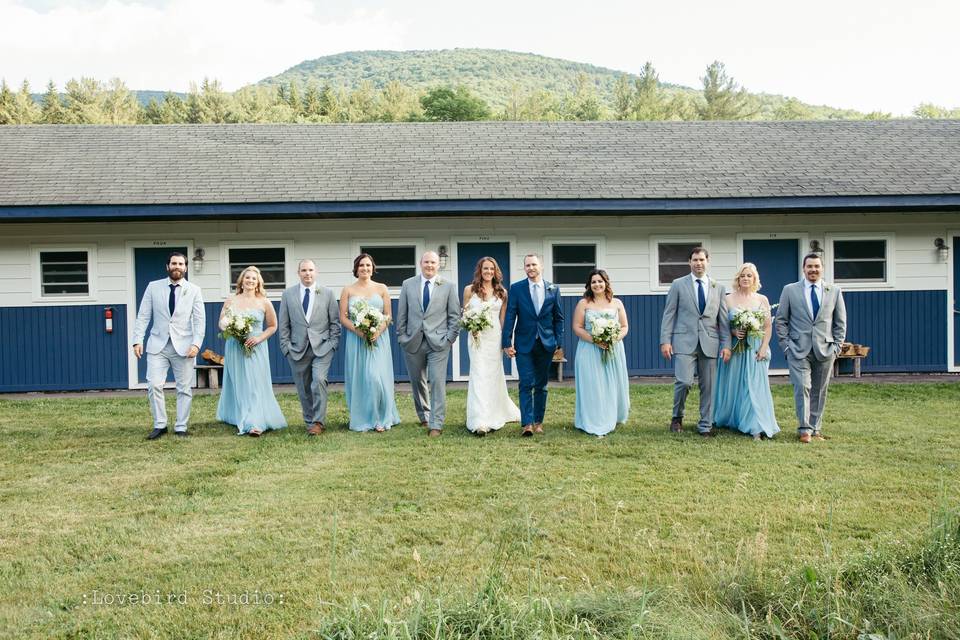 Couple with groomsmen and bridesmaids