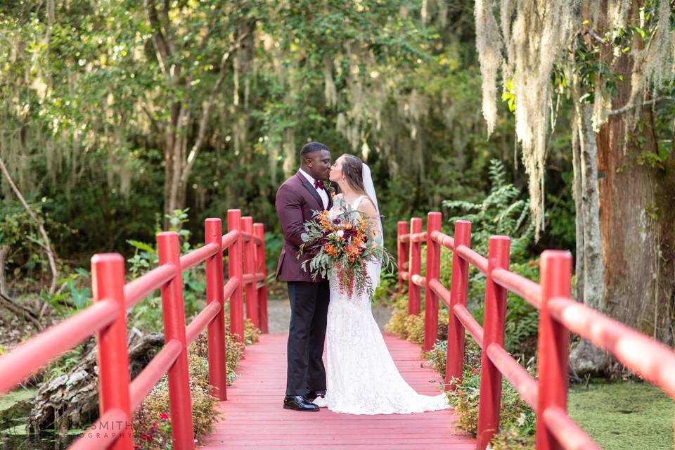 Kiss on red bridge Magnolia