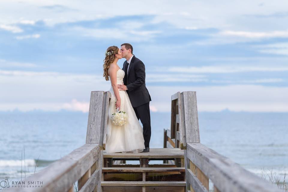 Kiss on the beach walkway