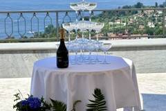 Champagne tower