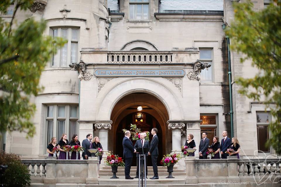 Mansion front lawn ceremony