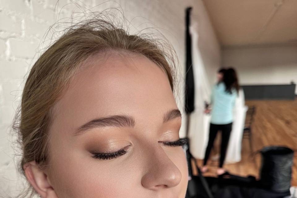 Soft glam bridesmaid