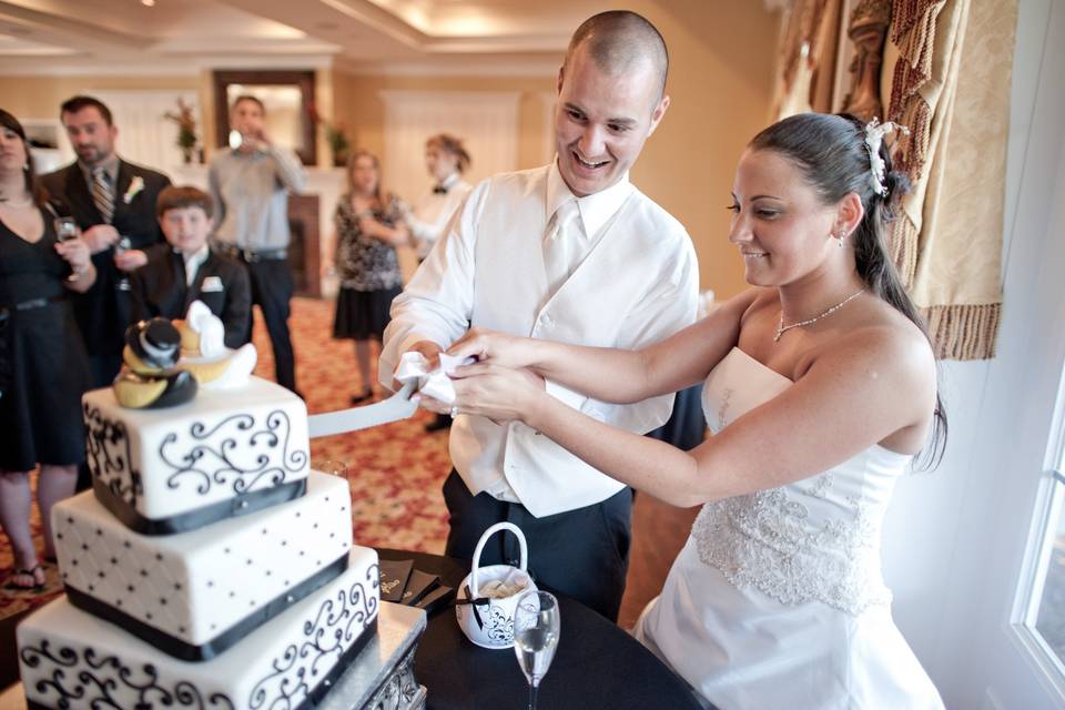 Slicing the wedding cake