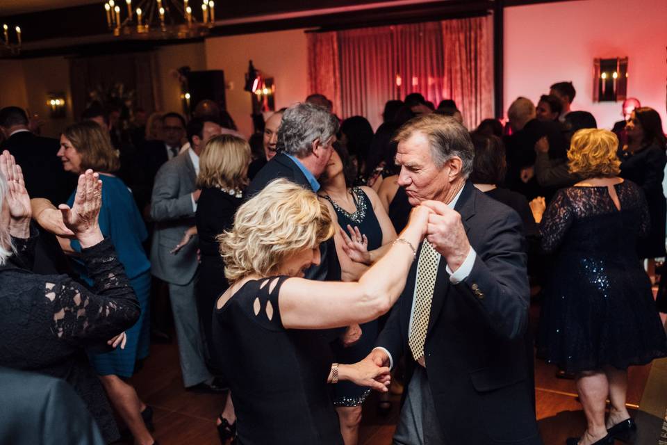 Couple dancing | Cling & Peck Photography