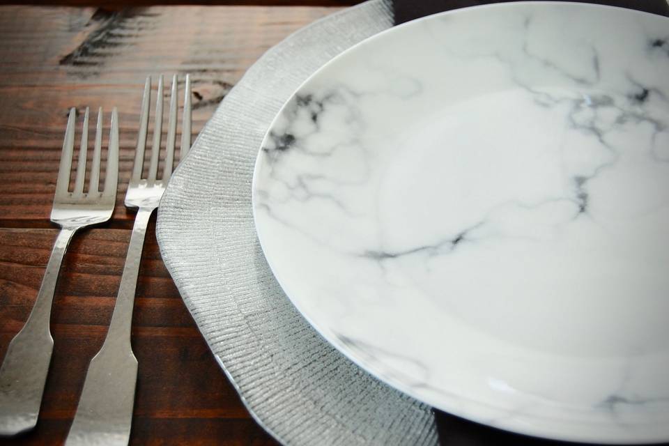 Marble dinner plate & hammered flatware