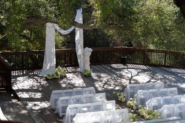 Arch and aisle decor