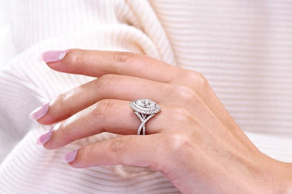Elegant silver ring with round gem on top