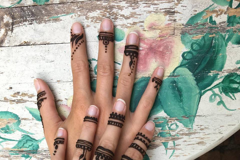 Henna Fingertips