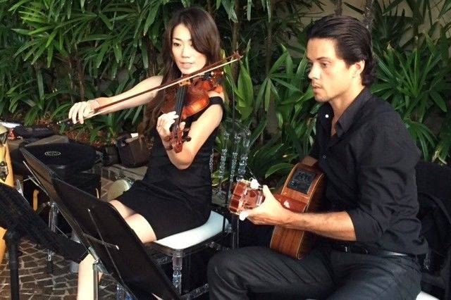 Violinist and guitarist duo