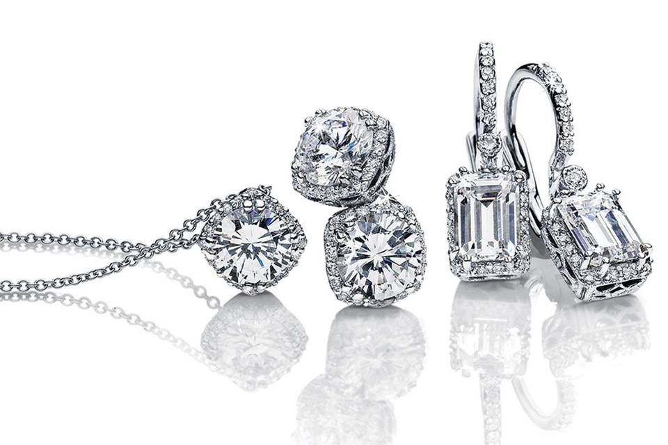 Browse our expansive selection of styles from the Tacori Dantela Collection: http://hubs.ly/H07wH4R0