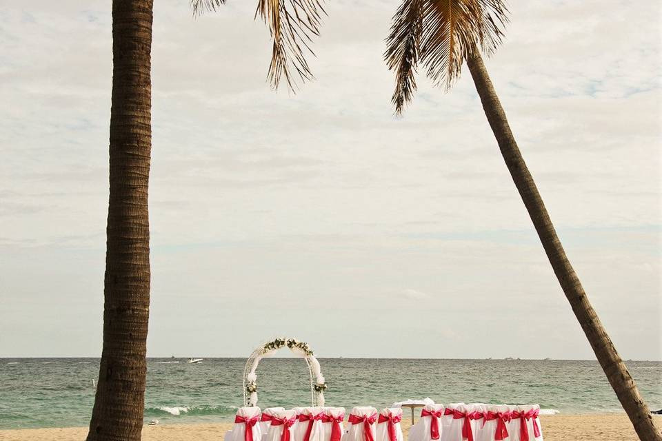 Bright pink chair sashes & arch on Ft.Lauderdale Beach