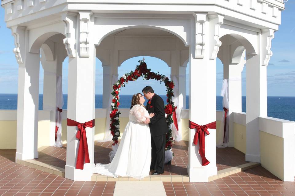 Pelican Resort, Ft.Lauderdale, rooftop Gazebo. Our arch.