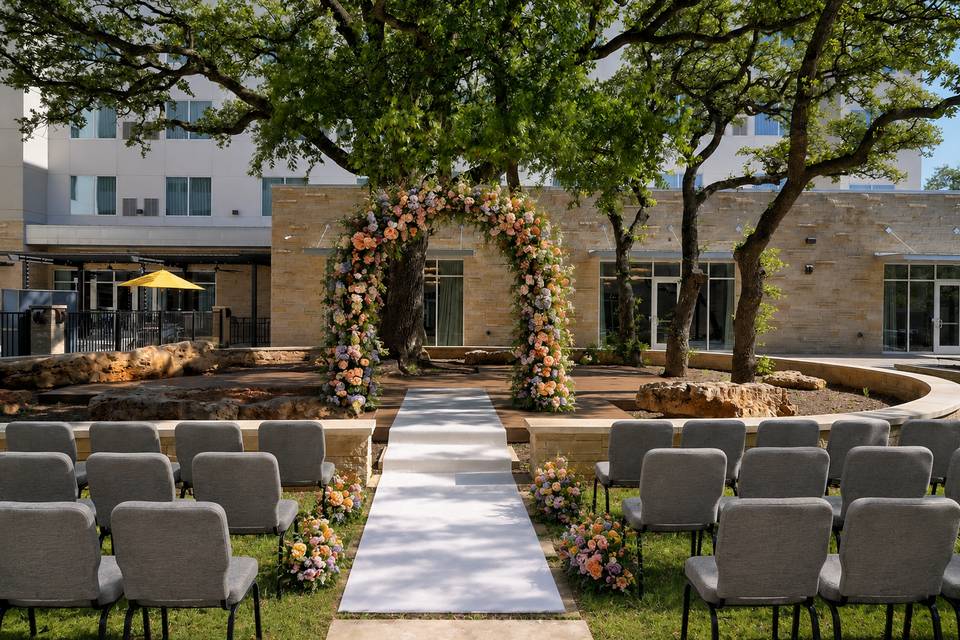 The Oaks courtyard Ceremony