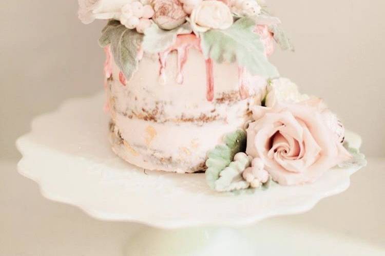 Floral touches for your simple wedding cake are a must.