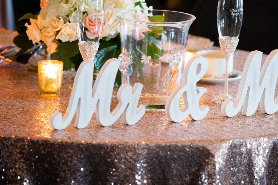 Mr and mrs sweetheart table at