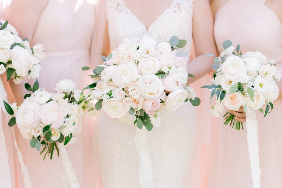 Blush and white bouquets