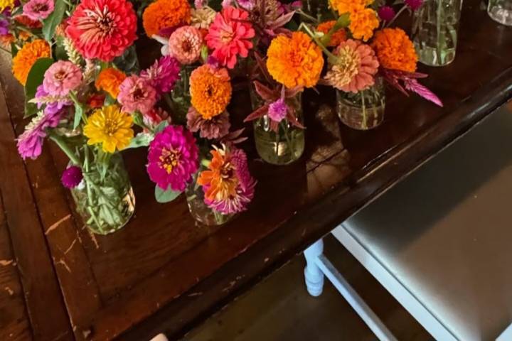 Bud vase arrangements
