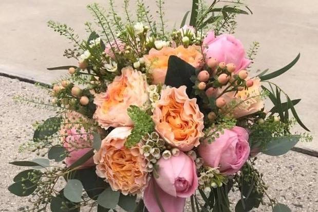 A peach garden roses bouquet