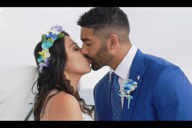 That passionate kiss - Epic Weddings Jamaica