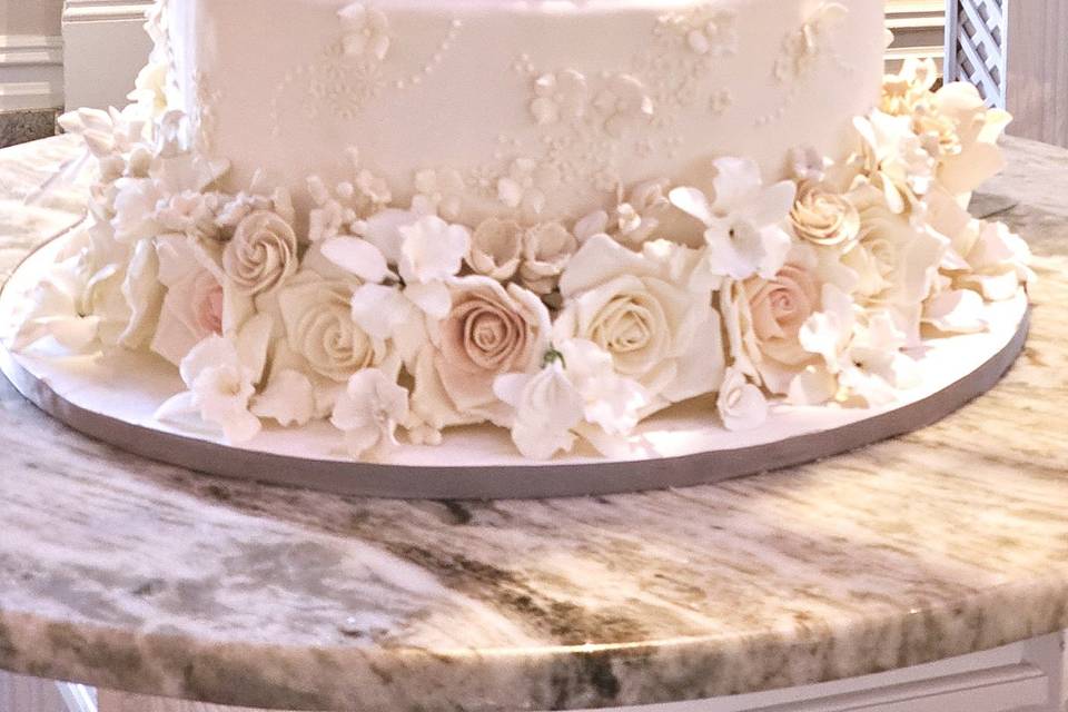 Romantic wedding cake