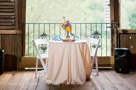 A classic sweetheart table – with a view – at the Rocklands Farm barn. (Courtesy Audra Wrisley Photography)