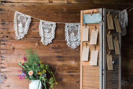 Simple flowers offset a unique seating cards display in the Rocklands Farm barn. (Courtesy Audra Wrisley Photography)