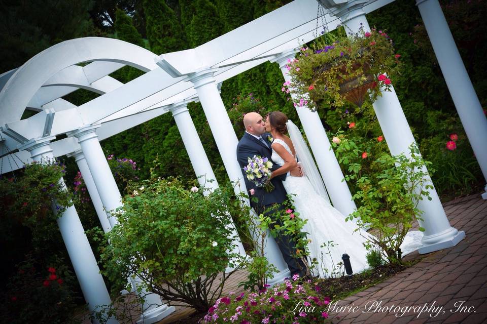 Newlyweds kiss - Lisa Marie Photography, Inc.