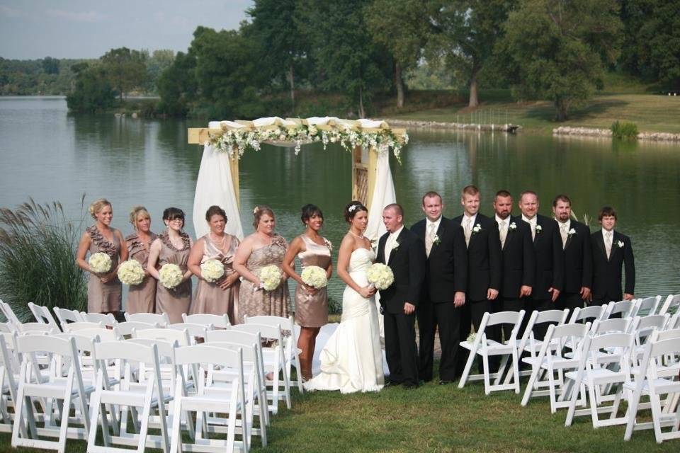 Couple with bridesmaids and groomsmen