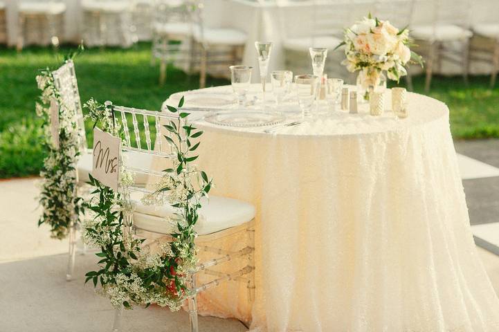 Outdoor sweetheart's table