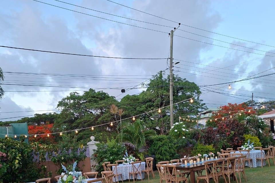 Relaxed garden dining