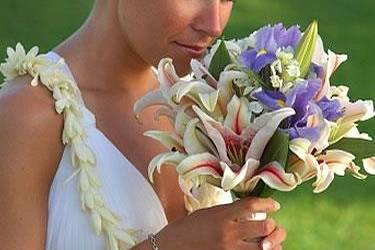 Joy'z Creations designs exquisite bouquets, leis, hakus and hair flowers for the bride and her wedding party from fresh island flowers.