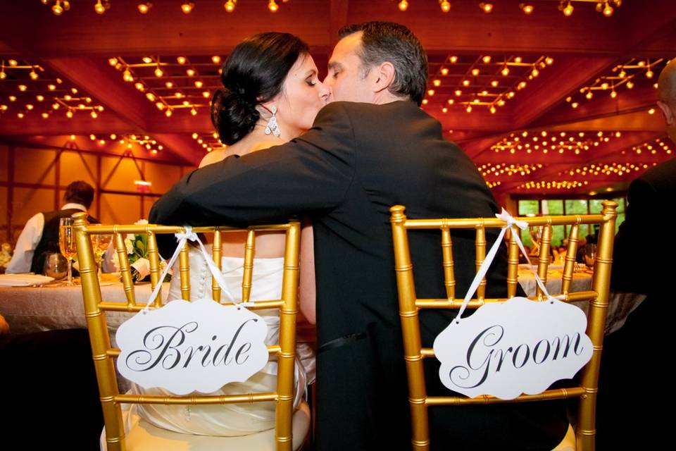 Couple kissing at sweetheart table